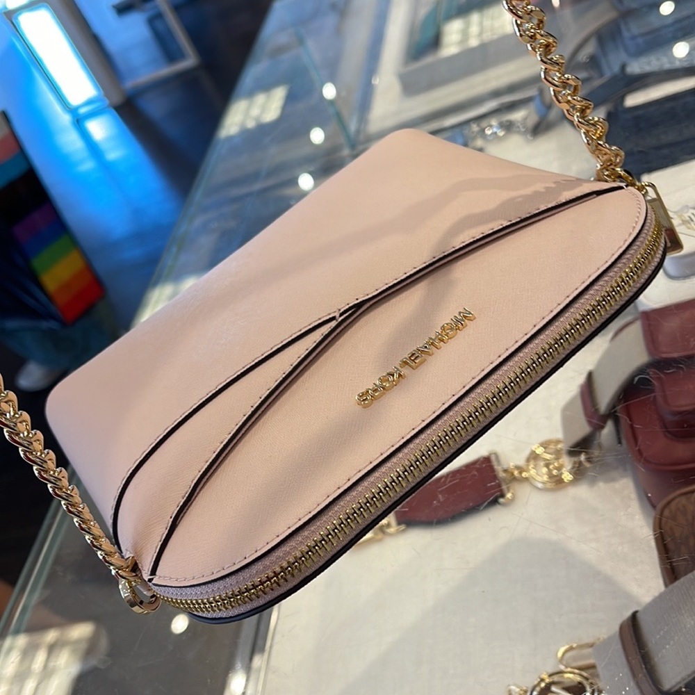 MICHAEL KORS
Jet Set Travel Medium Dome Crossbody Bag
Powder Blush 
35F1GTVC6T - Picture 3 of 16